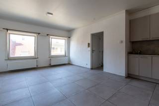 <div><div> <p>Studio nabij het ‘Groen Kwartier’.</p><p>Studio van 35 m² op de 3de verdieping, gelegen nabij het station van Berchem. De studio bestaat uit een leefruimte met open keuken. De keuken is ingericht met een keramische kookplaat, dampkap en ijskast. Verder is er een badkamer met toilet, ligbad en wastafel. Op het gelijkvloers is er een gemeenschappelijke fietsenberging. Algemene onkosten: € 60/maand (voorschot privatief waterverbruik, elektriciteit gemene delen, ...).</p></div> </div>