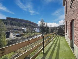 We Invest Malmedy presenteert u dit charmante triplex dat momenteel verhuurd is, een ideale kans voor beleggers die op zoek zijn naar een woning die direct inkomsten genereert. De woning wordt momenteel verhuurd voor 790 € per maand, exclusief 125 € aan provisies voor servicekosten die voor rekening van de huurder komen.<br /><br />Dit pand maakt deel uit van een klein appartementencomplex met drie woningen en ligt in een rustige en aangename omgeving. Het beschikt over een eigen terras en een eigen tuin op het zuiden, zodat u optimaal kunt genieten van de mooie dagen.<br /><br />De woning bestaat op de begane grond uit een hal die naar het terras leidt, een woonkamer en een recent ingerichte keuken met een oven, een kookplaat, een afzuigkap, een koelkast, een spoelbak en opbergmeubels. Er is ook ruimte voorzien voor de wasmachines. Op de eerste verdieping bevinden zich een overloop, een slaapkamer en een badkamer met douche, toilet en wastafel. Op de bovenste verdieping bevinden zich een overloop en een grote extra slaapkamer.<br /><br />Technisch gezien beschikt de woning over PVC-ramen met dubbele beglazing, aparte elektriciteits- en watermeters, collectieve stookolieverwarming, EPB: F (467 kWh/m²/jaar – Totaalverbruik: 44.948 kWh/jaar – Ref. 20240208007629).<br /><br />Een kant-en-klare investering die onmiddellijk rendement oplevert in een aangename woonomgeving.