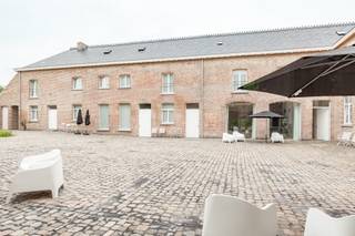 Dit unieke appartement bevindt zich in een prachtig gerenoveerde hoeve die haar historische charme heeft behouden, terwijl ze werd omgetoverd tot een eigentijdse en luxueuze woonomgeving. Hier genieten toekomstige bewoners van comfort, rust en een uitzonderlijk groen kader.<br />Kasteelhoeve de Beauffort is gelegen in een sfeervolle omgeving, omringd door weelderige natuur en prachtige wijngaarden. Dit alles binnen handbereik van het levendige centrum van Linden en op slechts een steenworp van het bruisende Leuven en zijn universiteiten.<br />Het appartement beschikt over een inkomhal die toegang geeft tot de bijzonder ruime en lichtrijke woonkamer met open keuken. De royale leefruimte biedt voldoende plaats voor zowel een gezellige zithoek als een volwaardige eetplaats. Een absolute troef is de privatieve tuin van ca. 40 m², waar u in alle rust kunt genieten van de groene en karaktervolle omgeving van de kasteelhoeve. Verder beschikt het appartement over een ruime slaapkamer met aansluitend een aparte dressing-/bureauruimte, ideaal als dressing of thuiswerkplek. De badkamer is uitgerust met een inloopdouche, dubbele wastafel en toilet. Daarnaast is er een praktische afzonderlijke berging voorzien.<br />Huurprijs: €1.490/maand + €100 provisie voor verwarming, onderhoud van de gemeenschappelijke delen en tuin. Water en elektriciteit zijn voorzien van aparte tellers.<br />Gunstig EPC: 166 kWh/m² (label B). Interesse in dit pand? Neem gerust contact met ons op voor meer informatie of om een bezoek in te plannen via info@homies.be.