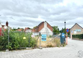 Terrain à bâtir avec potentiel pour 4 habitations au centre de Deerlijk, sous réserve de l’approbation urbanistique. L’emplacement...