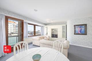 - Brede woonkamer met veel lichtinval- Zonnig terras- Topligging Dit lichtrijke appartement is gelegen op de 1ste verdieping in de verzorgde...