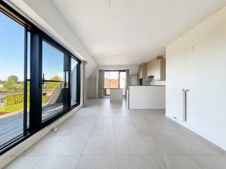 Dit instapklare appartement ligt op een centrale locatie in Lovendegem, vlak bij winkels, horeca en scholen. Een ideale plek voor wie graag alles binnen handbereik heeft.<br /><br /><strong>Indeling:</strong><br />Inkom met vestiaireruimte, lichtrijke woonkamer met open, volledig geïnstalleerde keuken, praktische berging, apart toilet, meerdere terrassen, 2 slaapkamers en een badkamer met inloopdouche. De gashaard met inbouwkast zorgt voor extra gezelligheid in de leefruimte.<br /><br /><strong>Afwerking &amp; comfort:</strong>
<ul>
	<li>Volledig geschilderd</li>
	<li>Gordijnen en vliegenhorren aanwezig</li>
	<li>Private kelderberging</li>
	<li>Parkeerplaats achteraan de residentie</li>
</ul>
<strong>Troeven</strong>: energiezuinig – moderne afwerking – lift – rolstoeltoegankelijk<br />💰 Huurprijs: €900/maand + gemeenschappelijke kosten: €60/maand<br />📅 Beschikbaar: overeen te komen<br /><br />📞Had u graag meer informatie of een rondleiding gehad in deze woning? Aarzel dan niet om ons te contacteren op 09 395 05 40 of verhuur@concept-home.be 