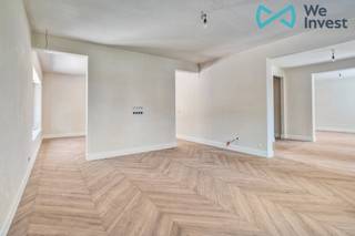 <p><strong>Volledig gerenoveerde villa met tal van mogelijkheden op toplocatie in Aartselaar<br /><br /></strong>Aan de Pierstraat 218 in Aartselaar vindt u deze uitzonderlijke villa die momenteel in haar laatste afwerkingsfase zit. Oorspronkelijk ontworpen als ruime gezinswoning, werd de volledige renovatie uitgevoerd met de visie om er een hoogwaardige kantoorvilla van te maken. Hierdoor biedt het pand vandaag een unieke flexibiliteit en leent het zich perfect als gezinswoning, kantoorvilla, praktijkwoning of opleidingsruimte.<br /><br />Bij de renovatie werd sterk ingezet op energiezuinigheid en comfort. De woning beschikt over vloerverwarming, een volledig vernieuwde elektrische installatie, bijkomende vloerisolatie, driedubbele beglazing, een ventilatiesysteem en volledig geregistreerde camerabewaking.<br /><br />Op het gelijkvloers wordt een nieuwe keuken voorzien, terwijl de eerste verdieping uitgerust wordt met een kitchenette. Daarnaast beschikt de woning over een kleine badkamer, een inpandige garage en diverse praktische berg- en stockageruimtes.<br /><br />De ruime gelijkvloerse verdieping kan volledig naar wens worden ingericht: als royale leefruimte, vergaderzaal, kantooromgeving, praktijkruimte of locatie voor workshops en opleidingen.<br /><br />Ook buiten heeft deze eigendom heel wat te bieden. Het ruime perceel voorziet voldoende mogelijkheden voor parkeergelegenheid, terwijl de volwassen bomen rondom zorgen voor een groene en rustige omgeving met veel privacy. De woning wordt volledig afgewerkt opgeleverd, inclusief de aanleg van een terras.<br /><br />Dankzij de strategische ligging nabij de A12, E19 en N16 geniet u van een uitstekende bereikbaarheid. Ook openbaar vervoer bevindt zich in de onmiddellijke omgeving.<br /><br /><strong>Een unieke opportuniteit voor wie op zoek is naar een instapklare, energiezuinige en veelzijdige villa op een toplocatie.<br /><br /></strong>Bovendien staat de naastgelegen villa eveneens te koop. Voor ondernemers of zelfstandigen biedt dit een bijzonder interessante opportuniteit: wonen en werken kunnen volledig van elkaar gescheiden blijven, terwijl u toch geniet van het comfort om uw professionele activiteiten op wandelafstand van uw woning uit te oefenen.<br /><br />Ontdek samen met ons de vele mogelijkheden die deze uitzonderlijke eigendom te bieden heeft. Contacteer ons voor meer informatie of een bezoek ter plaatse.</p>