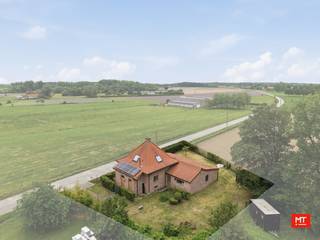 Op een landelijke locatie, vlakbij belangrijke verbindingswegen (Menenstraat) en de A19 Ieper-Kortrijk, bevindt zich deze verder af te...