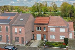 Op een uitstekende locatie in de Weggevoerdenstraat bevindt zich deze veelzijdige woning op een perceel van 4a 70ca. Hier geniet je van een...