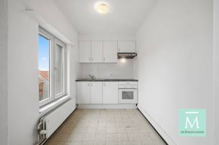 <p><span>Op te frissen 2-slaapkamerappartement op strategische ligging!</span></p><p><span>Dit lichtrijk appartement is gelegen op de tweede verdieping van een kleinschalig gebouw, nabij het centrum en Ring van Lier. Scholen, winkels, openbaar vervoer...op wandelafstand!</span></p><p><span>Via de centrale inkomhal betreden we de aangename leefruimte met aansluitend de keuken. De badkamer is uitgerust met douche, lavabo en toilet. </span></p><p><span>Dit appartement telt twee volwaardige slaapkamers (met ingemaakte kasten) waarvan één slaapkamer met zuidgericht balkon. De zolder kan perfect gebruikt worden als extra stockageruimte. </span></p><p><span>Het appartement heeft een gunstig EPC-label, wat garant staat voor een energiezuinige woonst en lagere energiekosten! </span></p><p><span>Wat dit appartement nog interessanter maakt, is dat er geen syndicus is en dus ook de zeer lage gemeenschappelijke kosten! </span></p><p><span>Kortom, met een beperkt opfrissingsbudget kan dit appartement omgevormd worden tot een zeer comfortabel en hedendaags appartement, ideaal voor eigen bewoning of als investering! </span></p><p><span>Benieuwd? Wacht dan zeker niet te lang en contacteer ons (bel 015/20.20.82 of info@demakelaardij.be)</span></p><p><span> </span></p>