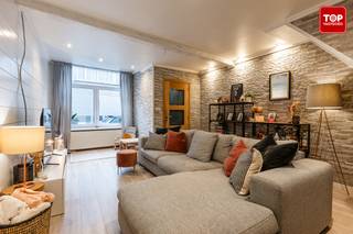 <p>Deze instapklare woning in het centrum van Wetteren combineert ruimte, comfort en een bijzonder sterke ligging. <br /><br />Met een gunstige EPC-score B woon je hier energiezuinig en toekomstgericht. <br /><br />De woning bevindt zich op wandelafstand van het centrum, met winkels, scholen en alle dagelijkse voorzieningen vlakbij. Ook het station is vlot bereikbaar, wat deze locatie extra interessant maakt voor pendelaars.</p>
<p>Binnenin geniet je van een aangename indeling met drie volwaardige slaapkamers en een verzorgde afwerking. <br /><br />Daarnaast werd het dak recent vernieuwd, inclusief de kapel, die extra ruimte biedt.</p>
<p>De woning is bovendien volledig onderkelderd. <br /><br />Buiten vinden we een ruim terras met een nieuwe overkapping.</p>
<p>Een ideale woning voor wie op zoek is naar een instapklare gezinswoning met extra ruimte en een topligging in Wetteren.<br /><br />Bel Top Vastgoed voor een bezoek op 0475 700 700</p>