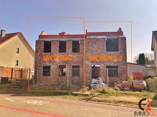 <p><strong>Af te werken constructie van een tweewoonst op perceel van 10 A 14 CA vlakbij centrum van Paal met alle voorzieningen. <br /></strong><br />Constructie van een tweewoonst met een totale bewoonbare oppervlakte van maar liefst 365 m².<br />(Linkerwoning van 209 m² en rechterwoning van 156 m²) <strong><br /></strong></p>
<p>Het perceel bevat achteraan een betonnen dek voor plaatsing tuinhuis of garage.<br /><br />De omgevingsvergunning is op heden vervallen en dient opnieuw aangevraagd te worden. <br />Eventuele bijstelling van het voorgenomen bouwproject naar eigen wens in samenspraak met dienst Ruimtelijke Ordening.</p>
<p><strong><u>Indeling linkerwoning:</u></strong></p>
<p><span>Kelder</span><br />+ Type: voorraadkelder <br /><u><br />Gelijkvloers<br /></u>+ Inkomhal<br />+ Apart toilet<br />+ Woonkamer bestaande uit eet-en zithoek<br />+ Keuken met zicht op de tuin<br />+ Koele berging</p>
<p><u> </u></p>
<p><u>Verdieping <br /></u>+ Nachthal<br />+ Slaapkamer 1<br />+ Slaapkamer 2<br />+ Badkamer<br />+ Berging</p>
<p><u>Zolderverdieping<br /></u>+ Bereikbaar via vaste trap <br />+ In te richten (45 m²)</p>
<p><strong><u>Indeling rechterwoning:</u></strong></p>
<p><u>Gelijkvloers: <br /></u>+ Woonkamer met eet-en zithoek<br />+ Keuken met zicht op de tuin<br />+ Apart toilet<br />+ Berging/wasplaats</p>
<p><u>Verdieping<br /></u>+ Nachthal<br />+ Slaapkamer 1<br />+ Slaapkamer 2<br />+ Badkamer<br />+ Berging</p>
<p><u>Zolderverdieping via zolderluik<br /></u>+ Bereikbaar via vaste trap <br />+ In te richten (35 m²)<u></u></p>
<p><strong>De vervallen omgevingsvergunning omvat het bouwen van een tweewoonst; de plannen van de architect zijn te verkrijgen op eenvoudig verzoek.</strong><br /><br />De tweewoonst heeft een zeer centrale en residentiële ligging, gelegen op +/- 500 m van het centrum van Paal, nabij winkels, scholen, openbaar vervoer en op een boogscheut van het op - en afrittencomplex van de autosnelweg E313.</p>