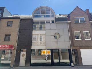 Op zoek naar een goed gelegen en instapklaar handelspand of kantoorruimte in het centrum van Temse?<br /><br />Deze moderne en recente ruimte van 90 m² biedt een open indeling met veel mogelijkheden voor commerciële of professionele activiteiten.<br />De grote open ruimte wordt aangevuld met een aparte keuken/berging en een afzonderlijk toilet.<br /><br />Het pand is voorzien van een energiezuinige warmtepomp (verwarming en airco) en beschikt over een gunstig energielabel A, wat zorgt voor een comfortabel en duurzaam gebruik.<br /><br />Op korte termijn beschikbaar, volgens afspraak.