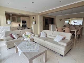 <p>Ontdek dit mooie afgewerkt appartement op de <strong>eerste verdieping</strong> in Erembodegem, perfect voor wie houdt van comfort en ruimte. <br /><br />Het appartement is <strong>volledig afgewerkt met kwalitatieve materialen</strong>, klaar om in te trekken. <br /><br />Er is een lichtrijke woon- en eetkamer met aansluitende volledig geïnstalleerde keuken. Het appartement heeft twee ruime slaapkamers, een badkamer met alle comfort en een praktische berging. In de nachthal zijn er twee inbouwkasten voorzien.<br /><br /><strong>Troeven</strong> <br />- Instapklaar en kwalitatieve materialen <br />- Balkon vooraan en terras achteraan <br />- Centrale verwarming op aardgas + gaskachel<br /><strong>- Inclusief privatieve staanplaats </strong><br />- Lage gemeenschappelijke kosten <br />- Gunstig EPC <br />- Centrale ligging: winkels, scholen, openbaar vervoer op wandelafstand en belangrijke invalswegen<br /><br />Een ideale keuze voor wie comfortabel wil wonen op een strategische locatie. <br />Grijp uw kans en kom ontdekken welke opties dit pand U te bieden heeft! Voor een bezoek en meer info kan u terecht op het nummer 0479/09.09.09 of via onze website www.wsb-group.be</p>
<p>(maatregelregister in aanvraag)</p>
