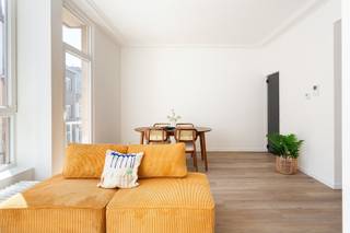 Locatie<br /><br />Dit volledig gerenoveerd appartement is gelegen in een centrale locatie in Antwerpen-Noord waar buurtwinkels, supermarkten, gezellige horecazaken en dagelijkse voorzieningen zich op wandelafstand bevinden. Voor wie houdt van groen en ontspanning ligt Park Spoor Noord op slechts enkele minuten wandelen. Ook het Centraal Station bevindt zich vlakbij, terwijl tram-, bus- en Velo-stations zorgen voor een uitstekende verbinding met de rest van de stad. <br /><br />Beschrijving<br /><br />Gelegen op de tweede verdieping van een verzorgd gebouw met slechts zes appartementen, geniet dit instapklaar appartement van een aangename lichtinval en een modern karakter. Bij het binnenkomen komt u terecht in de lichtrijke leefruimte, waar voldoende plaats is voorzien voor zowel een zithoek als een gezellige eethoek. De tijdloze keuken is voorzien van een oven en vaatwasser en biedt rechtstreeks toegang tot het terras aan de achterzijde van het gebouw. Via de nachthal bereikt u een afzonderlijk gastentoilet, een verzorgde betegelde badkamer en twee slaapkamers die eveneens aan de achterzijde gelegen zijn. Een privatieve kelderberging vervolledigt het geheel.<br /><br />Belangrijkste kenmerken:<br />- Gerenoveerd<br />- Alle meters individueel<br />- Privatieve kelderberging<br />- Energiezuinig (EPC-label B)<br />- Elektrische installatie conform<br />- Asbestveilig<br /><br />Verplichte vermeldingen<br />EPC: 149 kWh/m² <br />P-score: D & G-score: D<br />Stedenbouw: in aanvraag