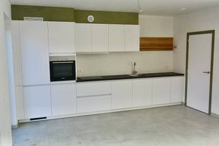 Nieuwbouwwoning in een nieuw woonproject met 4 slaapkamers !Inkom , apart toilet , woonkamer met open keuken , berging . Verdiep : Nachthal , 3...