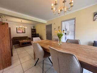 Dit appartement op de eerste verdieping, gelegen aan de Leuvensestraat 38, geniet van een zeer centrale en gunstige ligging in het hart van Aarschot, met een uitstekende Mobiscore van 9,2/10, een gunstig EPC-label B en bewoonbare oppervlakte 125m². <br /><br />Vooraan bevindt zich de lichtrijke leefruimte met aansluitende keuken, terwijl achteraan twee ruime slaapkamers gelegen zijn, met toegang tot het zuidgericht terras. Verder geeft de grote hal uit op een badkamer met aansluiting voor wasmachine, een apart toilet en een derde kamer. Het appartement is bereikbaar via lift en beschikt over een private kelderruimte op verdieping -1 voor extra opslag. Het appartement is momenteel verhuurd, wat het eveneens interessant maakt als investering met onmiddellijk rendement. <br /><br />Interesse? Neem contact op met Thomas via +32 499 22 99 24 voor meer informatie of een bezoek.