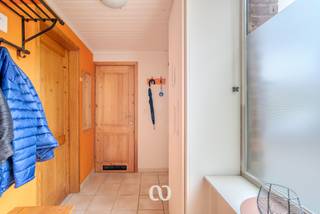 Ben je op zoek naar een instapklare woning op een rustige ligging? Dit is wat je zoekt.<br /><br />In een rustige straat op de flanken van de hoogste heuvel van Oost Vlaanderen bevindt zich deze woning. Hoewel de rustige ligging zijn vrijwel alle faciliteiten stapvoets te bereiken. Gezien de reeds uitgevoerde werken en het gunstige EPC dienen hier geen bijkomende werken uitgevoerd te worden. In de gezellige tuin is het leuk vertoeven.<br /><br />Indeling:<br />-GLV: Via de ruime inkomhal heb je toegang tot de volledig uitgeruste keuken, de leefruimte en de badkamer. Via het overdekte terras kan je het bijgebouw betreden dat momenteel gebruikt wordt als handige berging.<br />-1steV: De nachthal geeft toegang tot twee slaapkamers waarvan één zeer ruim is. Er is tevens nog een zolderkamer waar makkelijk een derde kamer gecreëerd kan worden.<br /><br />Wil je op deze uitzonderlijk mooie ligging thuis komen? Plan snel uw bezoek en kom deze woning zelf ontdekken.