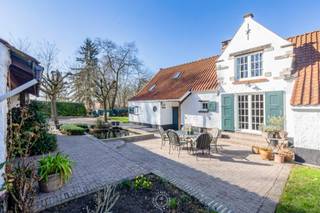 Te midden van het groen, met een prachtig vrij zicht op de achterliggende velden, bevindt zich deze bijzonder charmante hofstede op een royaal...