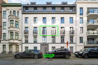 Dit ruim en modern tweeslaapkamerappartement bevindt zich pal in het centrum van Oostende. In de omgeving heeft u al het moois wat Oostende te bieden heeft, gaande van winkels tot horeca en uiteraard ook de zee en het strand. <br /><br />Het appartement geniet een aangename lichtinval doorheen de dag. De ruime leefkamer vloeit naadloos over van de leefhoek naar de eetruimte en open keuken. Deze is functioneel uitgerust met een kookeiland, moderne apparatuur en kastruimte. <br /><br />Aan de achterzijde van het appartement zijn er twee volwaardige slaapkamers. De badkamer is uitgerust met een dubbele lavabo en bad/douchecombinatie. Het toilet is apart. Hier aan de achterkant is er tevens een riant overdekt terras. <br /><br />Tevens heeft het appartement een handige berging. <br /><br />Tot slot is er nog de mogelijkheid tot aankoop van een garagebox (prijs: € 65.000)<br /><br />Het appartement is op heden verhuurd aan een vaste bewoner, waardoor het tevens een interessante investering vormt. (actuele huurprijs: € 1.029,96 / maand + kosten). <br /><br />Bent u op zoek naar een verblijf aan zee of een interessante investering? <br /><br />Aarzel niet en neem contact op voor meer info of een afspraak! <br /><br />