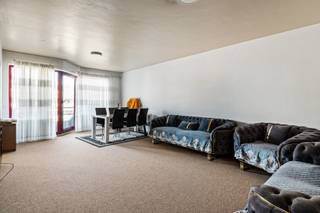 <p>Op een centrale ligging aan de <span><span>Groenendaallaan</span></span> bevindt zich dit verzorgd appartement op de eerste verdieping. Dankzij de aanwezigheid van openbaar vervoer voor de deur geniet je hier van een uitstekende bereikbaarheid richting Antwerpen en omliggende gemeenten.</p>
<p>Het appartement beschikt over een lichtrijke leefruimte met aangename indeling, waar grote raampartijen zorgen voor een mooi gevoel van ruimte en licht. Aansluitend vind je de praktisch ingerichte keuken, ideaal voor dagelijks comfort.</p>
<p>Verder zijn er twee volwaardige slaapkamers, perfect als master bedroom, kinderkamer of bureau. De badkamer is functioneel ingericht en voorziet in alle basiscomfort.</p>
<p>Een extra troef is het gezellige terras, waar je even kan ontsnappen aan de drukte en kan genieten van een moment in de buitenlucht.</p>
<p>Dankzij de centrale ligging, de vlotte verbindingen en de praktische indeling is dit appartement ideaal als eerste woonst of investering. Een interessante opportuniteit voor wie comfortabel wil wonen met alles binnen handbereik.<br /><br />Wg, Gvkr, Vg, Gvv, Geen overstroming gevoelig gebied, EPC: 238kWh/m2</p>