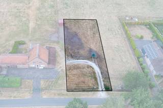 <strong><u>Bouwgrond van 10 aren op unieke locatie, volledig groen omgeven</u></strong><br /><br />Dit uitzonderlijke bouwperceel van 10 aren is gelegen aan de Langwaterstraat in Hasselt, rechts huisnummer 31, op een unieke locatie waar rust, ruimte en natuur de absolute troeven vormen. Met een perceelbreedte van 20 meter en een diepte van 50 meter biedt deze bouwgrond alle mogelijkheden om een stijlvolle en ruime gezinswoning te realiseren. Omgeven door uitgestrekte weilanden en een groene, landelijke omgeving geniet je hier elke dag van een open uitzicht en een ongeëvenaarde woonkwaliteit. De rustige ligging maakt dit perceel bijzonder aantrekkelijk voor wie op zoek is naar privacy en een harmonieuze leefomgeving. Ook voor liefhebbers van wandelen en fietsen is dit een toplocatie. Het Albertkanaal, het prachtige natuurdomein De Maten en het bekende recreatiedomein Bokrijk bevinden zich op korte afstand en bieden een uitgebreid netwerk van wandel- en fietspaden midden in het groen. Dankzij de royale perceelafmetingen leent deze bouwgrond zich uitstekend voor de realisatie van een ruime open bebouwing. Met een maximaal toegelaten bouwvolume van ruim 400m2 zijn de mogelijkheden bijzonder uitgebreid. De landelijke omgeving vormt bovendien het ideale decor voor een stijlvolle pastoriewoning of een tijdloze villa met landelijke architectuur, waarbij authenticiteit, ruimte en wooncomfort perfect samenkomen. Kortom, een zeldzame opportuniteit voor wie zijn droomwoning wil bouwen op een top locatie waar natuur, rust en ruimte hand in hand gaan.<br /><br />Graag extra informatie? Laat je gegevens achter en Koen neemt zsm contact met je op.