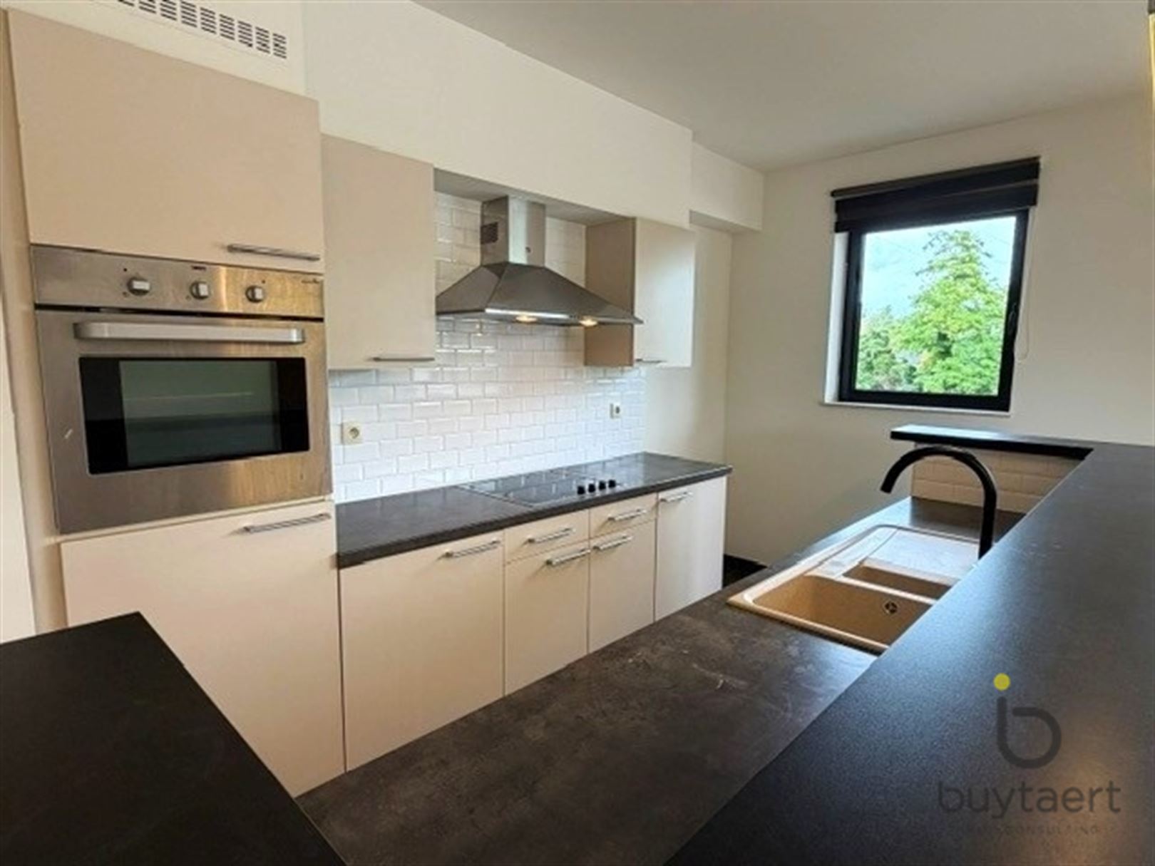 Hoekappartement met twee slpks en terrassen te Wommelgem. - foto 5