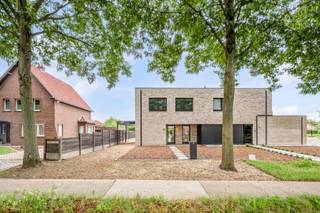Ontdek deze moderne halfopen nieuwbouwwoning met drie slaapkamers, gelegen op een gunstig perceel in Beringen. De woning combineert hedendaags wooncomfort met een praktische en doordachte indeling. Dankzij de toegang tot het perceel langs zowel de voor- als achterkant en de twee afzonderlijke ingangen biedt deze eigendom bovendien extra flexibiliteit en mogelijkheden. Met een EPC-label A en een conforme elektrische installatie is deze woning volledig afgestemd op comfortabel en energiezuinig wonen.<br /><br />INDELING:<br />GELIJKVLOERS: Inkomhal; Afzonderlijk toilet; Open leefruimte met eetruimte en keuken; Aansluitende bergruimte; Twee afzonderlijke toegangen tot de woning; Toegang tot het perceel langs de voor- en achterkant.<br /><br />De open leefruimte vormt het centrale hart van de woning. De keuken sluit naadloos aan op de eet- en leefruimte, waardoor een aangename en open woonomgeving ontstaat. De aansluitende berging biedt extra praktische opbergruimte en zorgt voor een functionele verbinding met de keuken.<br /><br />EERSTE VERDIEPING<br />Op de eerste verdieping bevinden zich de slaapkamers en sanitaire voorzieningen. De woning beschikt over drie volwaardige slaapkamers, waardoor er voldoende ruimte is voor een gezin, een thuiskantoor of een hobbyruimte.<br /><br />Daarnaast bevindt zich hier de badkamer, voorzien van de nodige sanitaire voorzieningen, evenals een afzonderlijk toilet. De aanwezigheid van twee toiletten verhoogt het dagelijkse wooncomfort.<br /><br />Een woning met mogelijkheden: Deze nieuwbouwwoning onderscheidt zich door haar energiezuinig karakter, praktische indeling en flexibele toegangen. De combinatie van drie slaapkamers, een open leefruimte, twee toiletten, een badkamer en een aansluitende berging maakt deze woning bijzonder geschikt voor gezinnen. De toegang tot het perceel langs zowel de voor- als achterkant en de twee afzonderlijke ingangen bieden bovendien extra mogelijkheden en gebruiksgemak.<br /><br />De woning wordt verkocht onder het stelsel van registratierechten.<br /><br />TECHNISCHE KENMERKEN:<br />EPC: A<br />Elektrische installatie is conform AREI<br />Nieuwbouwwoning: 2023<br />Verkoop onder registratierechten<br /><br />Voor meer info bel Jeff op 0472/04.26.49 of 011/22.19.17 - jeff@limburgsvastgoed.be of limburgsvastgoed.be