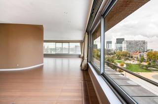 <span>Welkom in een wereld waar stedelijke elegantie en natuurlijke rust elkaar ontmoeten. Dit unieke penthouse aan het 'Zuidpark' is werkelijk één van zijn soort, een plek waar elk detail doordacht is, en waar de verfijning van binnen moeiteloos overvloeit in het adembenemende uitzicht buiten. De huidige eigenaar, tevens de eerste bewoner sinds 2006, heeft deze woonparel met een oog voor kwaliteit en tijdloze klasse ingericht. Elk element, van de massieve eiken vloeren tot de op maat gemaakte keuken met hoogwaardige toestellen. De leefruimte straalt een bijzondere rust uit dankzij de overvloedige lichtinval en het frontale zicht op het park en de iconische Waterpoort. De gashaard, strategisch geplaatst tussen de leefruimte en de aparte zithoek, vormt het warme hart van het appartement. De woning is volledig uitgerust met domotica, waarmee u zowel verlichting als raamverduistering met één aanraking bedient. comfort, efficiëntie en sfeer in perfecte harmonie. De master bedroom biedt een privéverblijf op zich, met een luxueuze badkamer, ruime inloopdressing en een elegant bureel. De tweede slaapkamer met ensuite douchekamer maakt dit penthouse compleet, ideaal als rustige logeerruimte. En dan is er de kroon op het geheel: de private daktuin, waar u uitkijkt over de skyline van Antwerpen, met zicht op het ‘Zuidpark’. Het stijlvolle meubilair van de daktuin is inbegrepen in de prijs, zodat u meteen kunt genieten van deze oase van rust en exclusiviteit. Extra troeven: Dubbele cascade autostaanplaats beschikbaar aan €80.000. Twee ruime bergingen zijn inbegrepen in de prijs. Uniek in zijn soort. Perfect onderhouden. Instapklaar.<br /><br />Gelegen in de meest gegeerde buurt van Antwerpen, omgeven door restaurants, hippe bars en culturele hotspots en met uitzicht over het splinternieuwe "Zuidpark". Het hippe Zuid is in trek bij jong en oud. Scholen, Internationale school en winkels bevinden zich vlakbij.<br /><br />EPC: B - 191kWh/m² jaar - UC: 3568039 - P + G score: C <br /><br />Vergunning uitgereikt, Woongebied met een culturele, historische en/of esthetische waarde, Geen rechterlijke herstelmaatregel of bestuurlijke maatregel opgelegd, Geen voorkooprecht ruimtelijke ordening aanwezig, Geen verkavelingsvergunning</span>