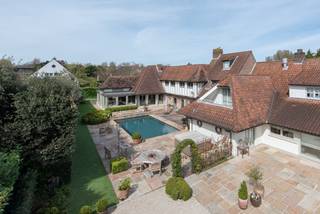 Exclusieve eigendom villa met B&B op een perceel van 1989m² gelegen in het hart van de Simli-wijk te Nieuwpoort-Bad. Deze grandioze villa met...