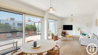 Uniek dakappartement met één slaapkamer en een groot zonneterras, gelegen op de Leopoldlaan te Knokke, dit op 300 meter wandelen van de Zeedijk.<br />De voorgevel van het gebouw werd zopas volledig vernieuwd, alsook de terrassen en de lift. <br /><br />Indeling: inkomhal met inbouwkasten, halfopen keuken, ruime living met eetplaats en salon, 3 grote raampartijen die uitgeven op het westgerichte terras. Hier geniet u de ganse middag en avond van de zon. Badkamer met lavabo, toilet en douche. <br />Er is airco aanwezig alsook zonnecreens in de living en in de slaapkamer. <br />De lift gaat volledig tot de bovenste verdieping. Private kelder inbegrepen, mogelijkheid tot aankoop van een extra zeer ruime kelder. Fietsenberging op het gelijkvloers in het gebouw. <br />Mogelijkheid tot aankoop van een goede autostaanplaats in het gebouw aan €85 000.