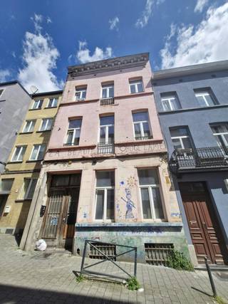 Te koop: te renoveren opbrengsteigendom gelegen in Schaarbeek, nabij openbaar vervoer, winkels en diensten, met een vlotte verbinding naar het centrum van Brussel en de Europese wijk. De buurt is centraal gelegen en kent een sterke huurvraag.<br /><br />Het gebouw bestaat uit 8 gelijkaardige studio’s, telkens 2 per verdieping (waarvan 2 niet erkend). De studio’s beschikken over een mezzanine-indeling, aparte keuken, badkamer en individuele verwarming.<br /><br />Achteraan bevindt zich een atelier met verdieping.<br /><br />Bijna alle units zijn verhuurd, goed voor een jaarlijkse huurinkomst van +-€40.440.<br /><br />De EPC-scores variëren tussen E+ en G. <br />Elektrische keuringen zijn beschikbaar.<br /><br />Volledig dossier op aanvraag via: mathieu.peeters@dewaele.com<br /><br />
