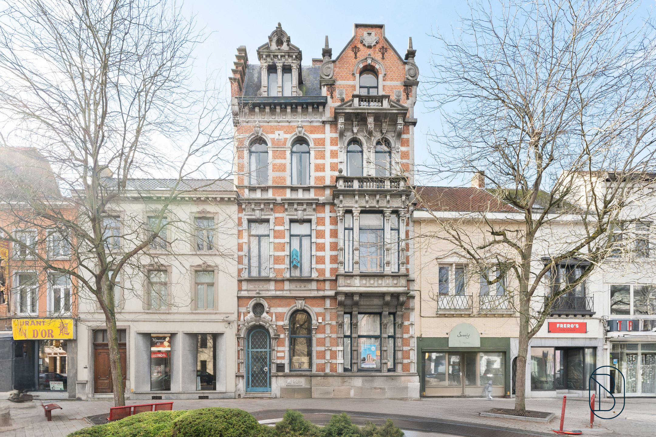 Authentieke herenwoning (6 appartementen, kantoor, + parking) - foto 1