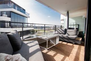<u><strong>Knap afgewerkt 2-slaapkamerappartement met zonnig terras op het 5e verdiep en zicht op het water<br /><br />Troeven</strong>:</u>
<ul>
<li>Topligging in Zuidzicht 4 aan de Blauwe Boulevard</li>
<li>Gelegen op de 5de verdieping</li>
<li>Volledig instapklaar en goed onderhouden</li>
<li>Zonnig terras met verwarming</li>
<li>Airco voor koelen en warmen in de leefruimte en de slaapkamer</li>
<li>Moderne, goed uitgeruste open keuken</li>
<li>Steentapijt</li>
<li>Kelderberging (inbegrepen in de prijs)</li>
</ul>
<br /><strong>Locatie </strong>- Binnen de Hasseltse Grote Ring, op wandelafstand van Quartier Bleu en het stadscentrum, staat woonsite "Zuidzicht" te blinken. Een architecturale parel die op één van Hasselts meest gegeerde locaties gevestigd is, met een vlotte bereikbaarheid en een fantastisch zicht. Fietsliefhebbers vinden hier een vlotte aansluiting naar kilometerslange fietspaden en de stadsmensen halen hun hartje op in de bruisende horeca- en handelszaken die op 5 minuutjes wandelen van je voordeur liggen. <br /><br /><strong>Appartement</strong> - Volledig instapklaar appartement met een hoogwaardige afwerking en een stijlvolle inrichting. De indeling omvat de inkomhal die naadloos overgaat in de open leefruimte met een moderne en volledig uitgeruste keuken, een eet- en zithoek en aansluitend het overdekt terras. Centraal in het appartement is er de berging, het apart toilet en de badkamer met inloopdouche, wastafel en ruimte voor wasmachine en droogkast. Aan de achterzijde tenslotte zijn er nog 2 slaapkamers.<br />In de ondergrondse parkeergarage is er een gezamenlijke fietsenstalling en uw eigen afsluitbare berging.<br />Een mooi appartement op een absolute toplocatie in één van de populairste projecten in onze Limburgse hoofdstad.<br /><br />Laat je gegevens achter en kom samen met Koen dit knap afgewerkt appartement ontdekken!