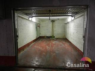 CASALINA Real Estate biedt te koop aan – GARAGEBOX nr. 15Afgesloten garagebox voor 1 wagen, gelegen in de ondergrondse verdieping van een gebouw met...
