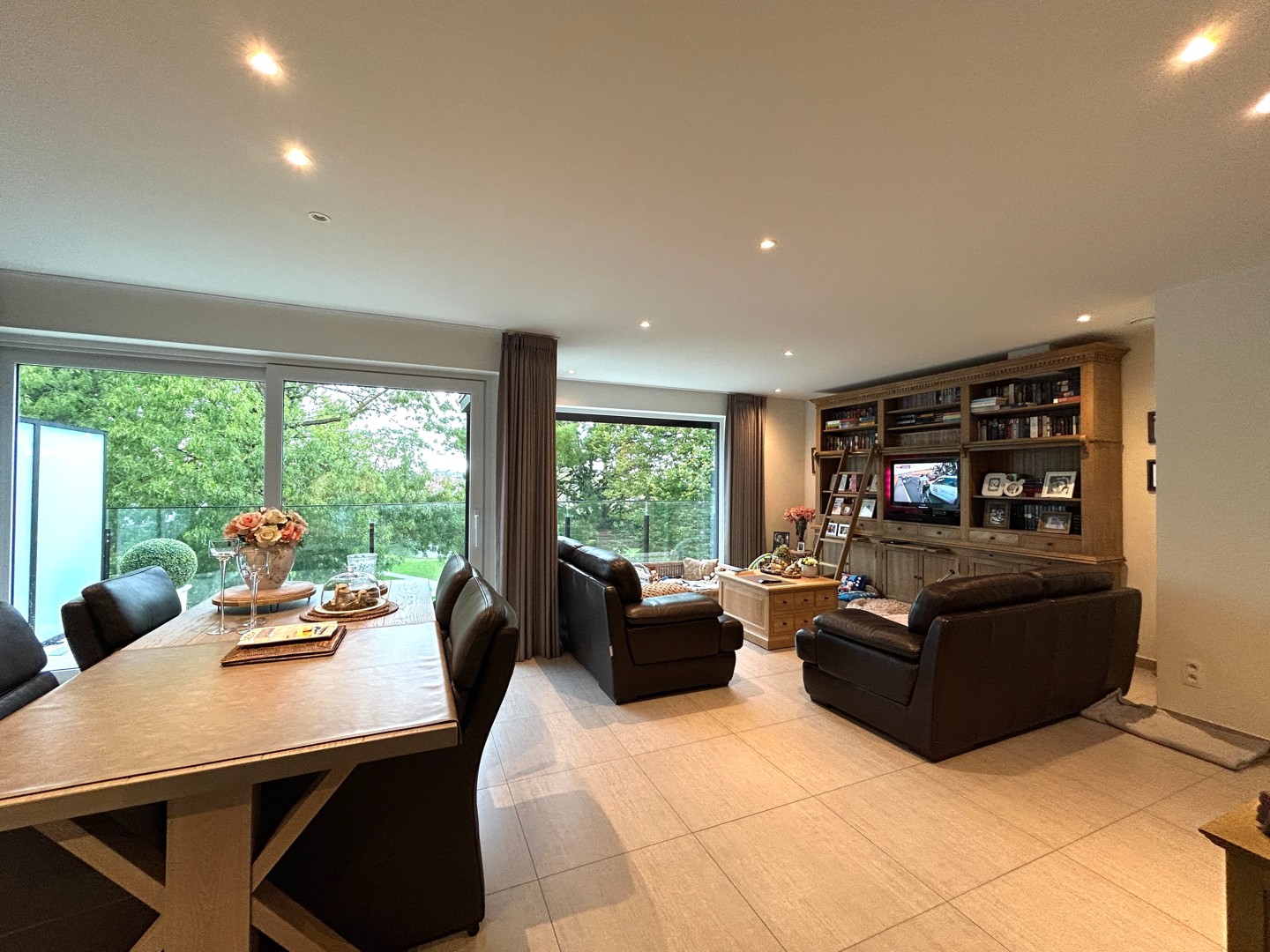 Instapklaar twee-slaapkamerappartement met zicht op stadspark te centrum Roeselare! - foto 4