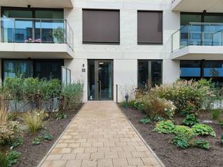<p><span>Recent appartement aan de vaart in Schoten.</span></p><p><span> </span></p><p><span>Stijlvol huren in residentie De Vaart 1, met de winkels op wandelafstand. Ideaal voor een koppel of alleenstaande. </span></p><p><span> </span></p><p><span>Indeling : hal op grote tegel, lichte woonkamer met open keuken en ingebouwde toestellen (vaatwasser, combi-oven, koelkast, diepvries, inductievuur), schuiframen naar het terras, aparte technische ruimte/berging, apart toilet, badkamer met ligbad en douchewand, dubbele lavabo, hoofdslaapkamer en dressing/ bureel op parkettegel.</span></p><p><span> </span></p><p><span>Diverse:</span></p><p><span> </span></p><ul><li><span>Kelderberging en ondergrondse autostaanplaats (nr 82) aan € 100 / maand</span></li><li><span>Gemeenschappelijke kosten provisie € 70 / maand</span></li><li><span>Ventilatiesysteem, warmtepomp, videofoon, individuele zonnepanelen</span></li><li><span>Beschikbaar vanaf 1/11/2026</span></li></ul>