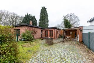 Bezoek dit pand zaterdag 14 maart tussen 09u30 en 10u30 zonder afspraak op de One Open Huizen Dag. <br /><br />Bent u op zoek naar een te renoveren woning of naar een laagbouw woning? Dan stellen wij graag deze woonst met één slaapkamer aan u voor op een perceel van 633 m²! <br /><br />Opgelet: deze woning heeft een EPC met label F en heeft dus een renovatieverplichting! Er is geen centrale verwarming aanwezig, momenteel wordt er elektrisch verwarmd en met een houtkachel.<br /><br />Indeling:<br />U komt binnen in de inkomhal die toegang geeft aan de woonkamer aan de linkerzijde en de keuken aan de rechterzijde. Aanpalend aan de woonkamer is er een kleinere doorloopkamer die op zich weer toegang geeft aan een grotere ruimte (die eveneens kan dienen als woonkamer). Via deze grote ruimte kan u ook de keuken bereiken. Achter de keuken is er de badkamer die voorzien is van een douchecabine, toilet en enkele lavabo. <br />Verder beschikt de woning over een ruime, groene tuin van ongeveer 400 m², met een aangelegd terras, een ruime oprit met carport en een tuinhuis voor extra opbergruimte.<br />Ligging:<br />De woning is gelegen in een rustige en groene woonomgeving in Schilde. Winkels, scholen en openbaar vervoer bevinden zich op korte afstand. Dankzij de vlotte verbinding bereikt u Antwerpen en omliggende gemeenten snel en eenvoudig. Het is een ideale ligging voor wie rustig wil wonen met alle voorzieningen in de buurt.<br />Pluspunten:<br />- Asbestveilig<br />- Grondoppervlakte 633 m²<br />- Overal dubbele beglazing<br />- Volledig te renoveren naar eigen smaak<br />- Toplocatie<br />Voor meer informatie of een bezichtiging kan u One vastgoed steeds bereiken op volgend nummer 03 360 85 30.