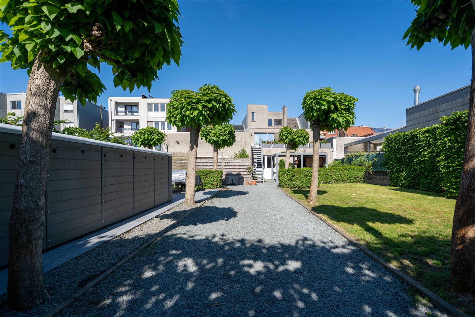 Top investment: apartment building with 3 already rented apartments and 1 luxury apartment with garden.