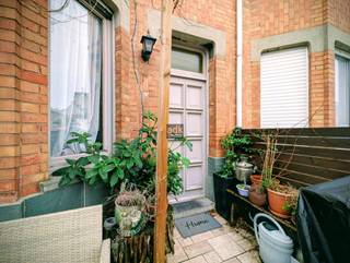 Charming 1933 character home located in a quiet street in De Panne, featuring 4 spacious bedrooms, high ceilings (2.88–2.92 m) and a 4.71 m...