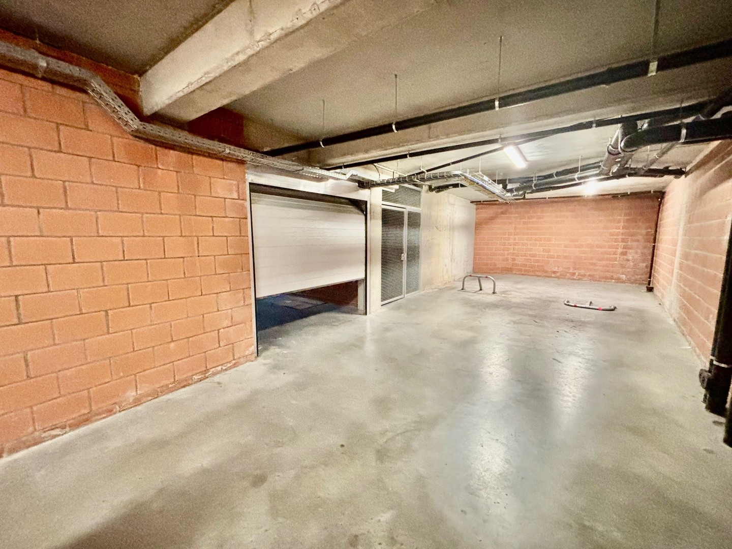Prachtige nieuwbouw garage nummer 3 in een privaat afgesloten modern appartementsgebouw - foto 5