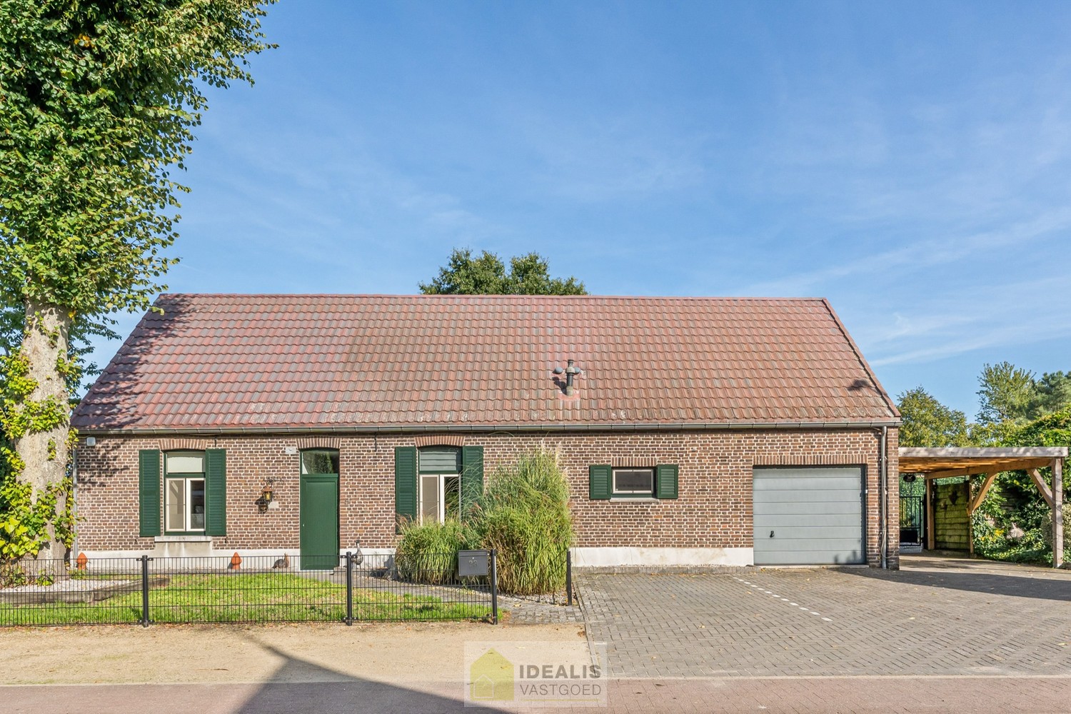 IDEALIS VASTGOED – KARAKTERISTIEKE INSTAPKLARE LANGGEVELHOEVE MET 5 SLAAPKAMERS, SFEERVOLLE LEEFRUIMTE EN AANSLUITEND VERANDA MET VOLZICHT OP DE PRACHTIGE TUIN EN ACHTERLIGGENDE WEILANDEN OP EEN PERCEEL VAN MAAR LIEFST 1,6 HECTARE (16.000M²)!! Deze karakt - foto 4