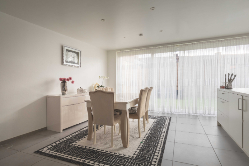 Roeselare-centrum: Recent ruim gelijkvloers appartement met 2 slaapkamers, tuin / patio en mogelijkheid aankoop van een garagebox. +/- 100m2 - foto 3