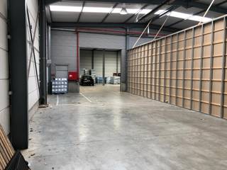 Magazijn van 730m² en 150m² als inkomsas voor vrachtwagen , te huur op de site langs de A12 te Wilrijk. Het magazijn heeft 1 sectionaal poort.<br />De site heeft een zichtlocatie langs de A12.  Een deel van de magazijnen is bereikbaar via de Boomsesteenweg. Met voldoende parking voor het gebouw. Mogelijkheid om afzonderlijk kantoorruimte bij te huren.