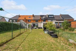 Deze verzorgde gezinswoning bevindt zich in het groene Destelbergen, een gemeente die rust en bereikbaarheid perfect combineert. Dankzij de vlotte verbinding naar Gent en de E17 zijn zowel het stadscentrum als de omliggende gemeenten snel bereikbaar. Scholen, winkels en openbaar vervoer bevinden zich bovendien op wandel- en fietsafstand, waardoor deze locatie bijzonder aantrekkelijk is voor gezinnen en pendelaars.<br /><br />Bij het betreden van de woning komt u binnen in de gezellige eetkamer, die aansluit op de uitgeruste keuken. Deze is voorzien van een gaskookplaat, ingebouwde oven en combi-microgolfoven. Achteraan bevindt zich de lichtrijke leefruimte, die dankzij de grote schuifdeur uitgeeft op de ruime tuin. Op het gelijkvloers vindt u eveneens de badkamer, uitgerust met een inloopdouche en toilet.<br /><br />Op de eerste verdieping bevinden zich twee volwaardige slaapkamers, die elk voldoende ruimte bieden voor een comfortabel slaap- of kinderkamer.<br /><br />De opvallend diepe, zonnige tuin vormt zonder twijfel een van de grootste troeven van deze woning. Hier geniet u in alle rust van het buitenleven, met voldoende plaats voor een ruim terras, een speelzone voor kinderen, een moestuin of een tuinhuis. Het is de ideale plek om te ontspannen of gezellige momenten door te brengen met familie en vrienden.<br /><br />Deze instapklare woning is de ideale keuze voor starters, jonge gezinnen of wie op zoek is naar een verzorgde woning met een ruime tuin op een gunstige locatie, vlak bij Gent.<br /><br /><strong>Pluspunten</strong>
<ul>
<li>Instapklare en verzorgde afwerking</li>
<li>Diepe, zonnige tuin met terras</li>
<li>Uitgeruste keuken</li>
<li>Rustige ligging met vlotte verbinding naar Gent en de E17</li>
</ul>
Heeft u interesse in dit pand? Neem snel contact op via het nummer 0484 14 96 86 of info@oko.immo