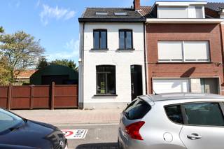 IN OPTIE Recent vernieuwde rijwoning in centrum Schoten op 194m². Vlakbij park Vordenstein, openbaar vervoer en uitvalswegen. Inkomhal, ingerichte leefkeuken doorlopend naar woonkamer met schuifpui naar tuin, badkamer met inloopdouche, dubbele lavabo in meubel en toilet. Op de verdieping: 2 slaapkamers (19/12m²). Vaste trap naar zolderverdieping met 3de slaapkamer. Momenteel verhuurd. Stedenbouwkundige informatie in aanvraag.