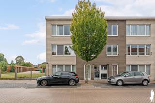 <strong>Ruim en lichtrijk (investerings)appartement van ca. 109 m² met 2 slaapkamers, terras en garagebox in Oud-Turnhout. Het appartement beschikt over een praktische indeling, een recent vernieuwde keuken en een ruime woonkamer met veel natuurlijk licht. Dankzij de centrale ligging bevinden winkels, scholen, openbaar vervoer en andere voorzieningen zich op korte afstand. De garagebox (nr. 22) is inbegrepen in de vraagprijs.<br /><br /></strong><span>Beschrijving van het appartement:</span><br />U betreedt het appartement via de inkomhal met een afzonderlijk gastentoilet. Vanuit de inkomhal bereikt u de ruime woonkamer, die dankzij de grote raampartij geniet van veel natuurlijk licht. De oppervlakte biedt voldoende ruimte voor het inrichten van zowel een comfortabele zithoek als een volwaardige eetplaats.<br /><br />Aansluitend bevindt zich de recent vernieuwde keuken. Deze is praktisch ingericht met voldoende werk- en kastruimte en voorzien van een inductiekookplaat, dampkap, vaatwasser en dubbele spoelbak.<br /><br />Via de nachthal bereikt u de twee volwaardige slaapkamers, de badkamer en een praktische berging. De badkamer is volledig betegeld en uitgerust met een ligbad met douchevoorziening, badkamermeubel met wastafel en spiegel en een toilet. De berging biedt bijkomende opslagruimte en herbergt de technische installaties.<br /><br />De tweede slaapkamer geeft bovendien rechtstreeks toegang tot het terras aan de achterzijde van het appartement.<br /><br />Daarnaast beschikt het appartement over een afzonderlijke garagebox, welke inbegrepen is in de vraagprijs.<br /><br /><span>Huurovereenkomst:</span><br />Beschikbaar mits inachtneming van de lopende huurovereenkomst. <span><strong>Deze is van start gegaan op 01/08/2024 met een duur van negen jaar</strong></span>. Voor eigen gebruik kan dit te allen tijde worden opgezegd mits het respecteren van een opzegperiode van 6 maanden.<br /><br /><span>Bijzonderheden:</span><br />- EPC: 245 kWh / (m² jaar) - C label<br />- Recent vernieuwde keuken<br />- Garagebox <br />- Asbestveilig<br />- Centrale ligging nabij winkels, scholen en andere voorzieningen<br />- Lage maandelijkse lasten: 22 EUR per maand