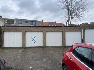 GARAGEBOX #15 TE KOOP - bouwjaar 1967 - oppervlakte: +/-17m² <br />ALS INTERESSANTE INVESTERING OF EIGEN GEBRUIK !<br />Bent U op zoek naar een veilige en praktische garagebox als investering of voor eigen gebruik? Dan is deze privatieve garagebox nr 15 een interessante opportuniteit in het Waasland. Met een oppervlakte van circa 17m² biedt deze garage voldoende ruimte voor een wagen, motorfiets en/of fiets. De garage is momenteel verhuurd aan 55€/m, waardoor onmiddellijke huuropbrengst mogelijk is. De parking naar de garage is vlot toegankelijk. <br />Vraagprijs: 21.000€ - Kadastraal Inkomen: 47€ (Geïndexeerd 90€) - Syndickosten: ca. 25€/jaar (= brandverzekering 2026) <br />TROEVEN: betaalbare investering - verhuurde garage met potentieel rendement - lage jaarlijkse kosten - interessant als investering met verhuurpotentieel = waardevast vastgoed met blijvende vraag - Topligging => parkeerdruk neemt toe en parkeerplaatsen worden schaarser = meerwaarde !