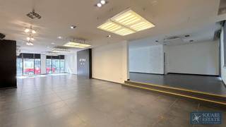 Te huur: Winkelpand op een ideale locatie aan de Markt 9-10, Wemmel Square Estate biedt u een groot winkelpand te huur aan in het hart van Wemmel,...
