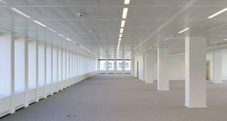 Kantoorgebouw ideaal gelegen aan de prestigieuze Louizalaan, tussen de Rue du Bailli en het Terkamerenbos. Talrijke faciliteiten in de onmiddellijke omgeving: winkels, restaurants, bars, sporthal, enz. Terras en tuin aan de achterzijde, volledig gerenoveerd. Gemakkelijk bereikbaar met het openbaar vervoer.<br />Parkeerplaats IN: €1.885/kavel/jaar.