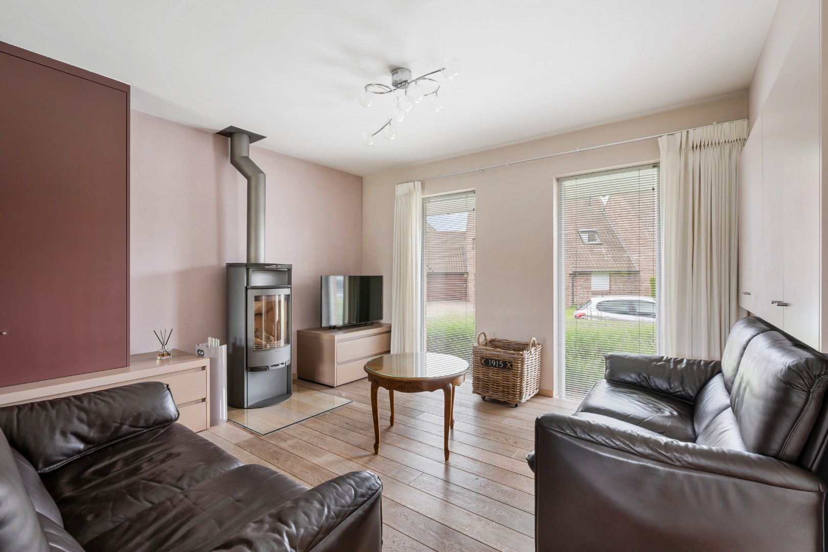Well-maintained home with 4 bedrooms, garage with driveway, and garden in Poperinge. - photo 4
