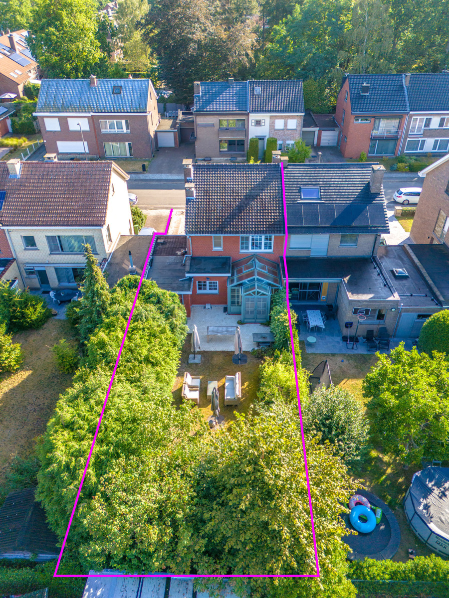 Ruime gezinswoning met 3 slaapkamers, garage en diepe tuin  - foto 2