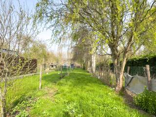 Voor meer informatie of een bezoek contacteer Anne De Block van OC Vastgoed: 0471 38 00 36 of anne@ocvastgoed.be<br /><br />Deze energiezuinige woning met topligging te Wetteren beschikt over drie slaapkamers (9m²/12m²/11m²) en gezellige tuin (280m²). Belangrijke invalswegen, winkels en scholen in de buurt. <br /><br /><strong>De indeling als volgt: <br />Gelijkvloers:</strong><br />Inkomhal, technische ruimte, badkamer voorzien van toilet, lavabo en inloopdouche, uitgeruste keuken en lichtrijke leefruimte (31m²).<br /><strong>Eerste verdieping: </strong><br />Centrale overloop, afzonderlijk toilet en twee ruime slaapkamers (9m²/12m²).<br /><strong>Tweede verdiepig:</strong><br />Mezzanine welke kan dienen als derde slaapkamer (11m²).<br /><br />Zonnig terras met grote tuin! <br />Parkeermogelijkheid voor de deur. <br /><br />Technische gegevens (eerste bewoning na renovatie): dubbele beglazing, centrale verwarming op aardgas, conforme elektriciteit. <br /><br />Bezoekdag zaterdag 11 april, maak vandaag nog uw afspraak! <br /><br />EPC label B (112kWh/m²jaar  / Bewoonbare oppervlakte volgens EPC attest: 83m²  / Perceeloppervlakte: 280m²<br />Stedenbouwkundige inlichtingen: woongebied, bouw vergund, geen verkavelingsvergunning, geen rechterlijke herstelmaatregel of bestuurlijke maatregel opgelegd, geen voorkooprecht<br />Geen overstromingsgevoelig gebied: P-score: C, G-score: C