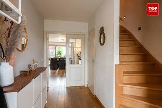 Deze woning ligt in een rustige en verzorgde woonwijk, op korte afstand van het stadscentrum. De combinatie van een groene omgeving en...